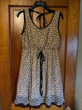 Rosebud light tan dress with navy trim